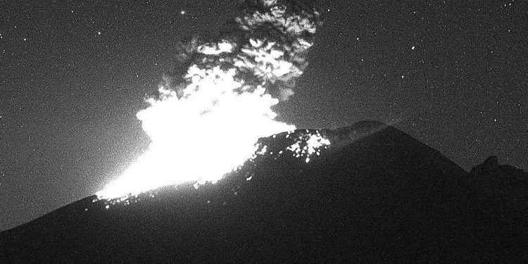 Popocatépetl despierta en madrugada; registra explosión