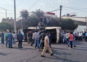 Choca y vuelca Ruta 76 en la colonia Azcárate; hay 10 lesionados 