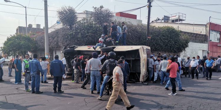 Choca y vuelca Ruta 76 en la colonia Azcárate; hay 10 lesionados 