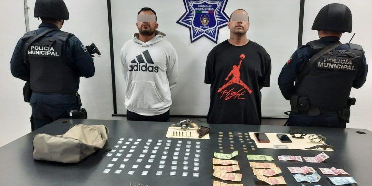 Hombres con armas y drogas son asegurados en Atlixco