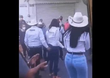 David Monreal dice que es falso, que no toqueteó a su compañera, pero allí está el video