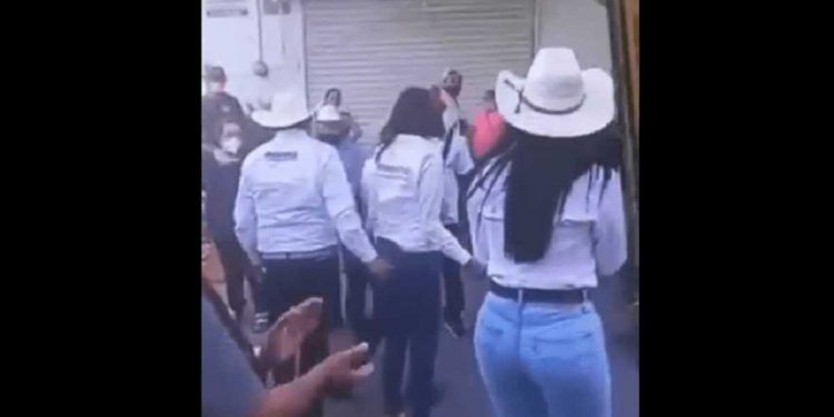David Monreal dice que es falso, que no toqueteó a su compañera, pero allí está el video