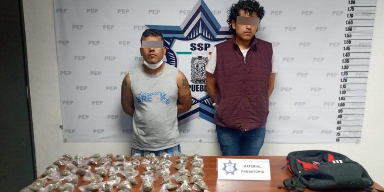 Capturan a dos presuntos narcomenudistas en colonia de la Ciudad de Puebla