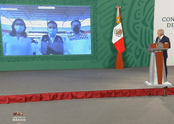 México inicia vacunación de docentes en cinco estados