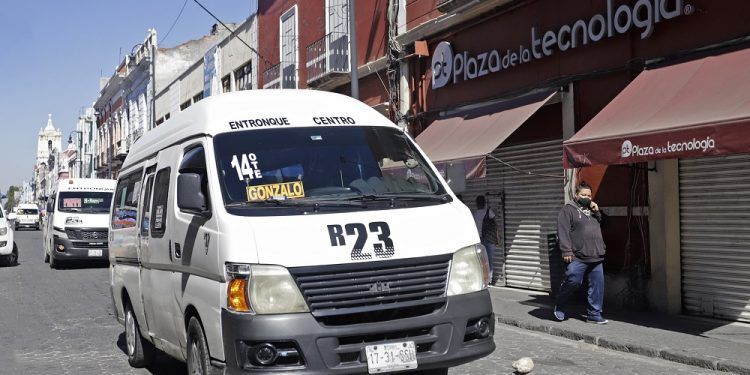 De multa hasta retiro de concesión a transportistas que coloquen propaganda política en Puebla