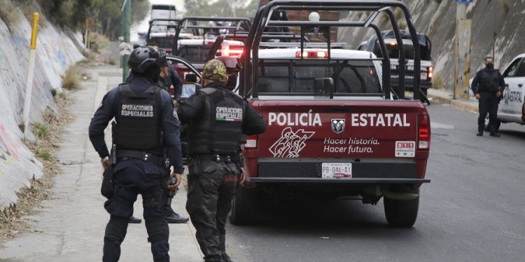 Pobladores de Cuautlancingo bloquean acceso al Parque FINSA y queman patrulla