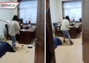 Mujer de China golpea a su jefe con trapeador para evitar que la siga acosando