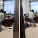 Mujer de China golpea a su jefe con trapeador para evitar que la siga acosando