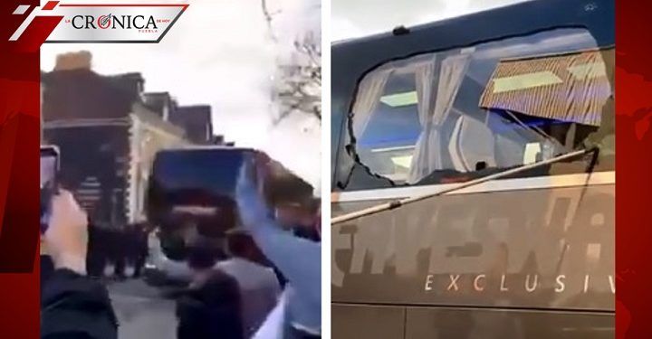 Con piedras: así recibieron al Real Madrid durante llegada a estadio del Liverpool