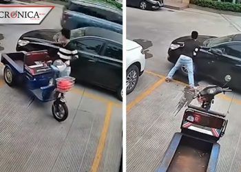 ¿Hulk, eres tú? Hombre levanta auto para realizar entregas en su moto (VIDEO)