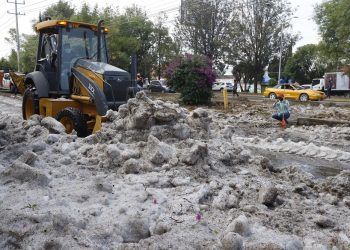Granizo cubre las calles de la colonia Satélite en Puebla; menores aprovechan para jugar