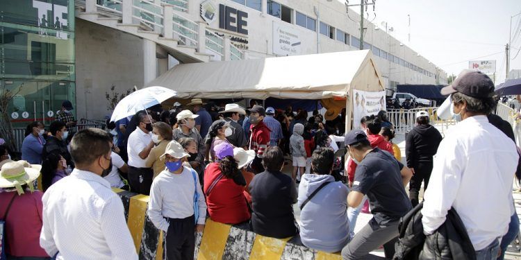 Militantes de Morena continúan en el IEE Puebla para manifestarse por imposición de candidatos