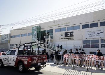 Policía Estatal resguarda instalaciones del IEE Puebla ante manifestaciones