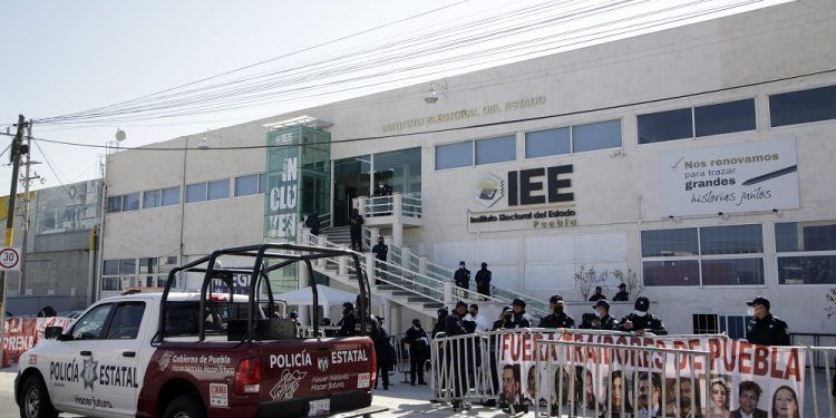 Policía Estatal resguarda instalaciones del IEE Puebla ante manifestaciones