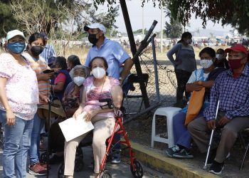 Va Puebla en primera fase de vacuna para docentes