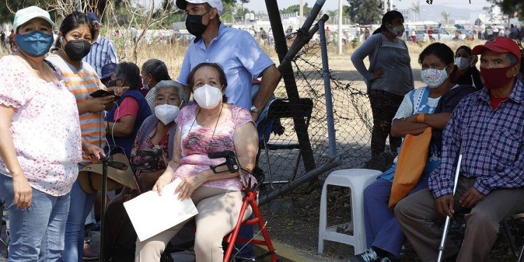 Va Puebla en primera fase de vacuna para docentes