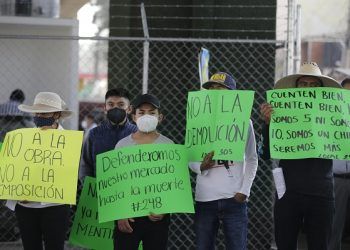 Locatarios en contra de remodelación del mercado de Amalucan cierran vialidades