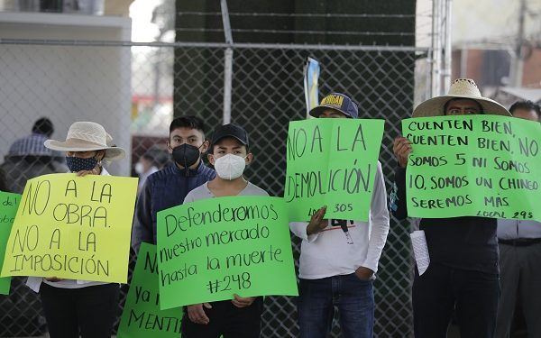 Locatarios en contra de remodelación del mercado de Amalucan cierran vialidades