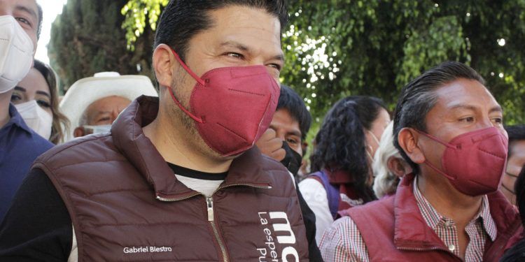 Gabriel Biestro y Nora Escamilla se suman a la marcha contra la imposición