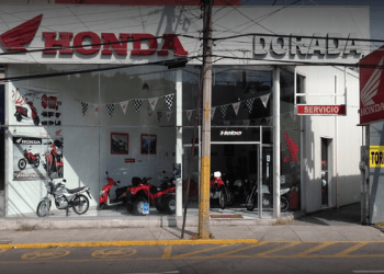 Maleantes dan cristalazo a agencia de motocicletas Honda Plaza Dorada