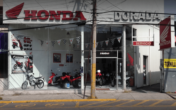Maleantes dan cristalazo a agencia de motocicletas Honda Plaza Dorada