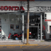 Maleantes dan cristalazo a agencia de motocicletas Honda Plaza Dorada