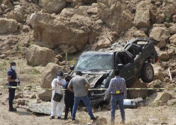 Mujer es degollada y tiran camioneta con el cadáver a un barranco en Chachapa