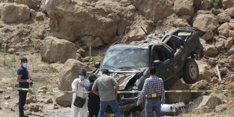 Mujer es degollada y tiran camioneta con el cadáver a un barranco en Chachapa