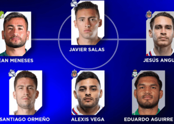Santiago Ormeño, Javier Salas y Nicolás Larcamón, del Club Puebla, en el XI ideal de la J15