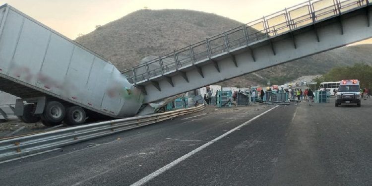 Puente colapsa en San Luis Potosí y aplasta dos tráilers