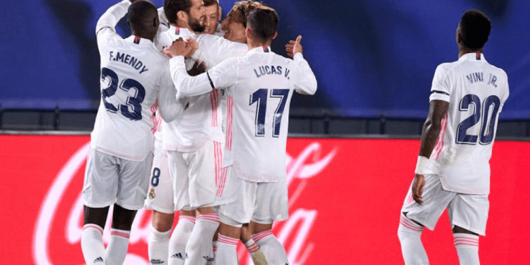 Real Madrid gana 2-1 al Barcelona y es líder de la liga de España