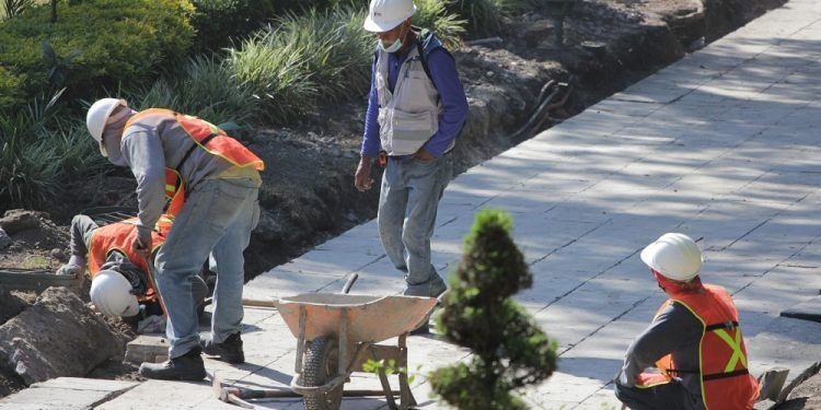 Barbosa pide al INAH indague el destino de lajas retiradas del zócalo de Puebla