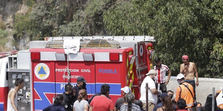 Rescatan a hombre que cayó a una barranca en la junta auxiliar Ignacio Zaragoza