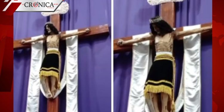 Por unas bisagras: el motivo por el que Cristo movió su cabeza en misa de Puebla