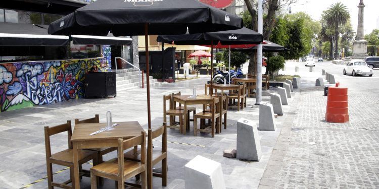 Restauranteros poblanos optan por terrazas móviles para subir ventas