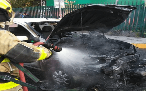 Vehículo arrolla a motociclista y se incendia en acceso a la Clínica 2 del IMSS