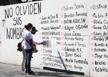 Protestan por desaparecidos en Puebla y defensa de Flor del Bosque en muro provisional del zócalo