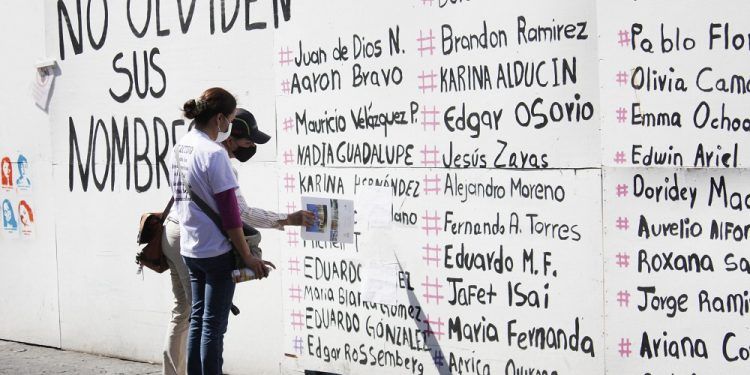 Protestan por desaparecidos en Puebla y defensa de Flor del Bosque en muro provisional del zócalo