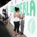 Feministas pintan muro provisional en el zócalo de Puebla en pro de la legalización del aborto