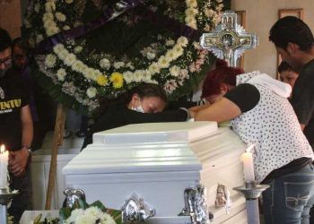 Despiden entre porras, lágrimas y oraciones al menor que perdió la vida en la tragedia de la Línea 12 del Metro