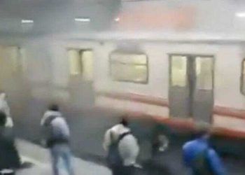 Usuarios del Metro reportan humo en tren estacionado en Pantitlán, Línea A