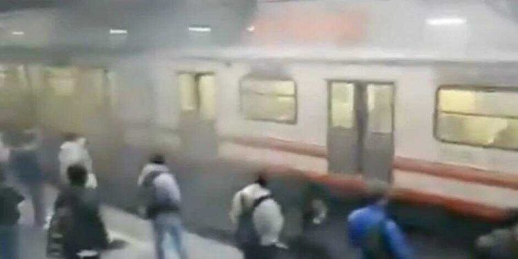 Usuarios del Metro reportan humo en tren estacionado en Pantitlán, Línea A