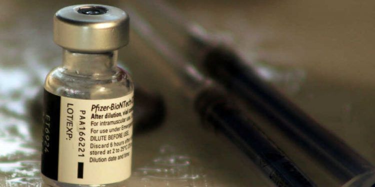 Pfizer someterá a autorización de Cofepris vacuna anti-COVID para adolescentes