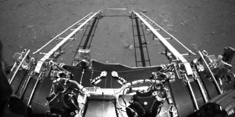 Inicia vehículo chino exploración en Marte