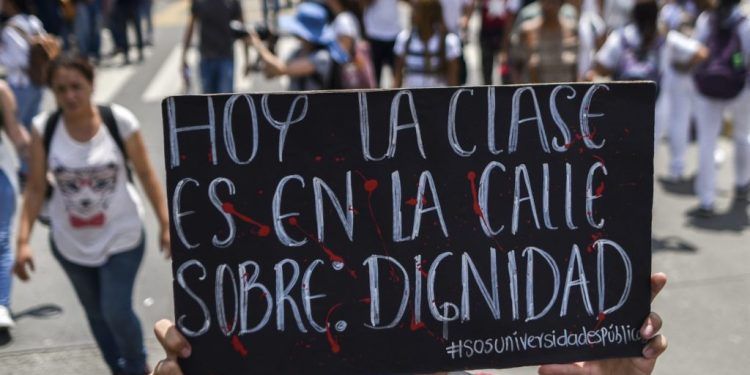 «En Colombia nos están matando», grita manifestante… y le disparan ocho veces