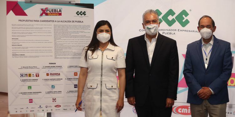 Entre críticas, Claudia Rivera Vivanco firma agenda del CCE