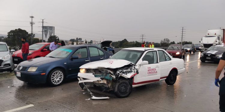 Lluvia deja calles inundadas y causa accidente automovilístico en la Angelópolis