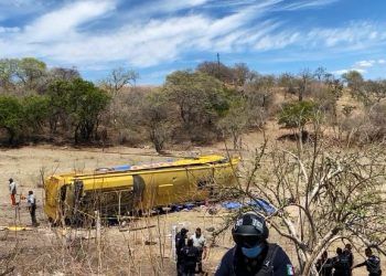 Separan del cargo a dos policías tras el suicidio del responsable de la volcadura de un autobús en Izúcar 