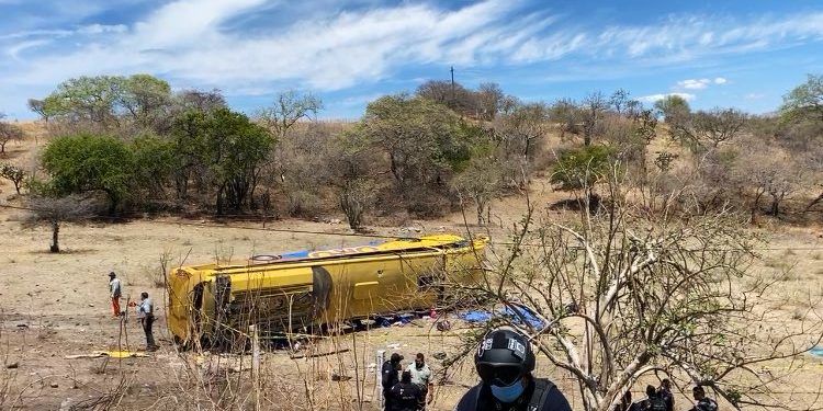 Separan del cargo a dos policías tras el suicidio del responsable de la volcadura de un autobús en Izúcar 