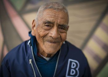 El mayor de los estudiantes termina carrera a los 84 años